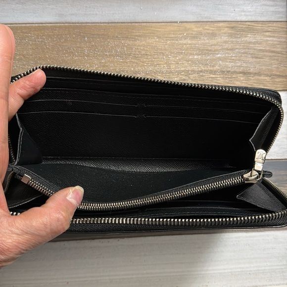 Authentic LOUIS VUITTON Epi Clemence Wallet. Black - Picture 7 of 12